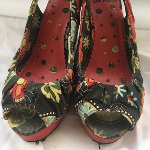 Black and Red Wedges